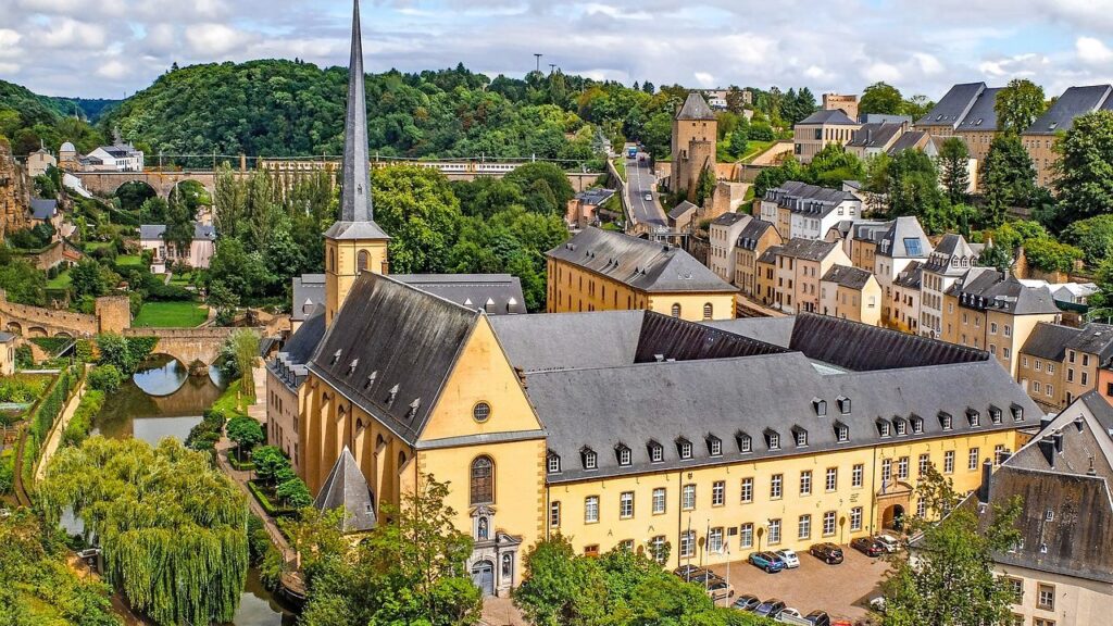 Choosing a neighborhood in Luxembourg