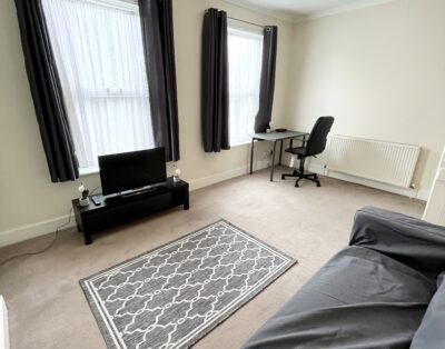 Homely 1 bed apartment close to station