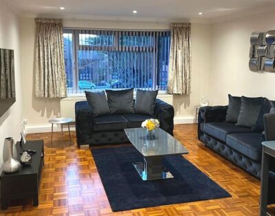 Spacious 3Bed/1Bath with W/C Flat with FREE WIFI & Parking