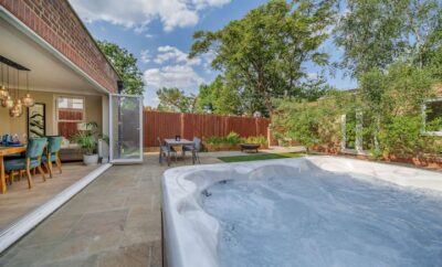 Stunning 3B2Ba Huge entertaining space and hottub!