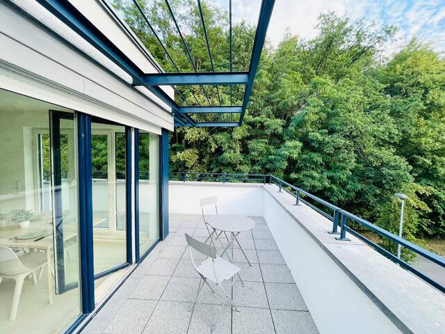 Luxury Penthouse Apartment Building With Free Parking
