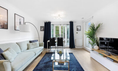 Canalside 3-bed flat in Limehouse with balcony!