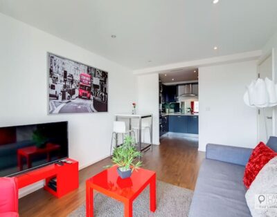 Lovely one bed serviced apartment in Docklands