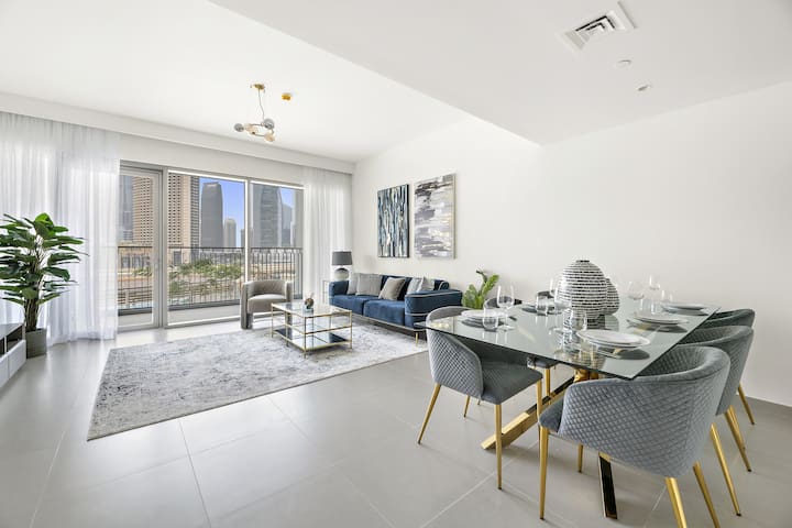 Chic Three Bedroom with Burj Khalifa Views – Luxflat Serviced Apartments