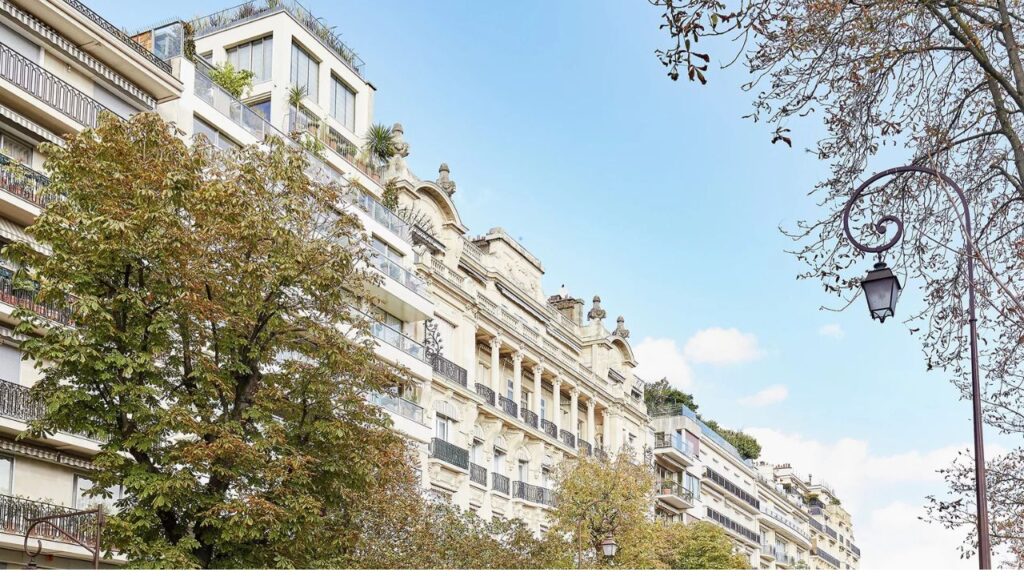 Family-friendly neighborhood options in Paris