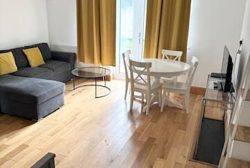 Beautiful 2 bedroom garden flat w/ free parking
