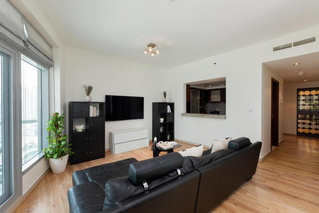 Stylish 1BR Dubai Marina w/ Pool and Gym