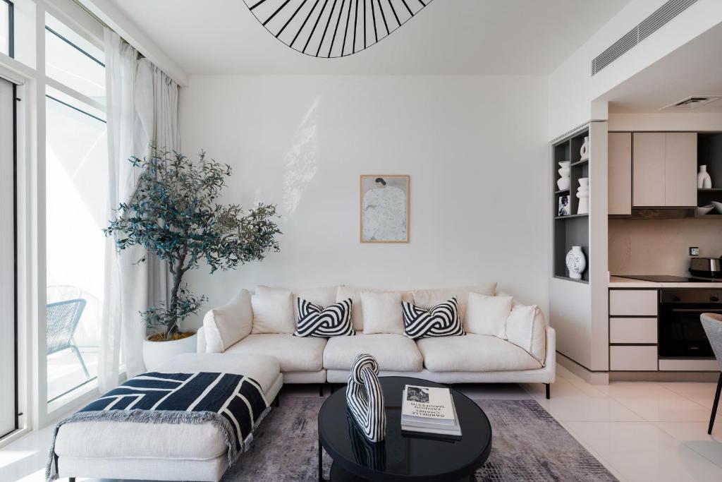 Stylish Emaar Beachfront 2BR w/ Beach Access